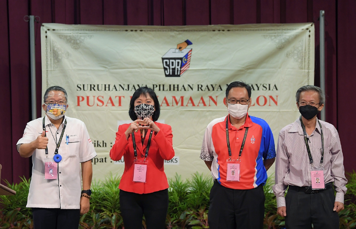(DARI kiri) Datuk Wee Hong Seng daripada Gabungan Parti Sarawak (GPS), Soo Lina daripada Parti Aspirasi Rakyat Sarawak, Chong Chien Jen (DAP) dan Raymond Thong Ee Yu daripada Parti Bumi Kenyalang (PBK). FOTO Bernama