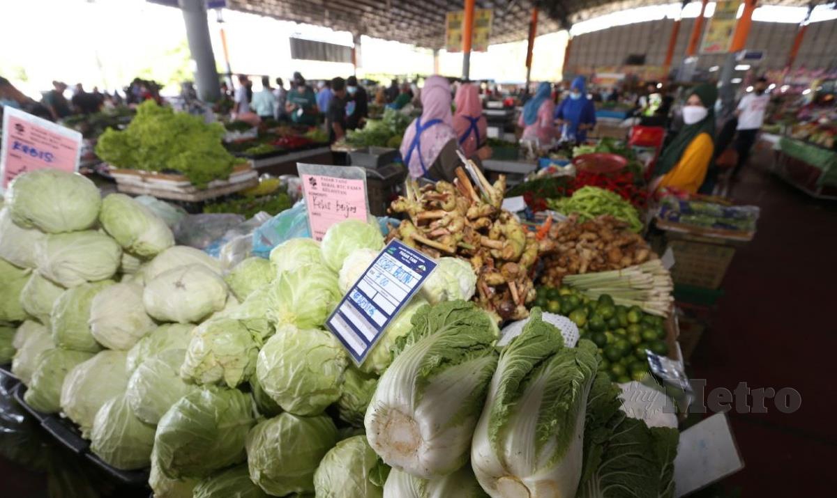 TINJAUAN di Pasar Wakaf Che Yeh mendapati harga barangan sayur-sayuran masih tidak menentu. FOTO Nik Abdullah Nik Omar