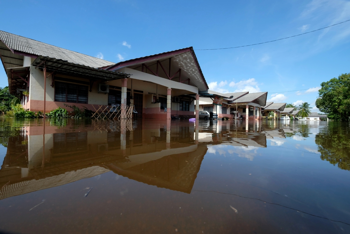 TINJAUAN di sekitar Bukit Canggang mendapati banjir masih belum surut sepenuhnya. FOTO Bernama