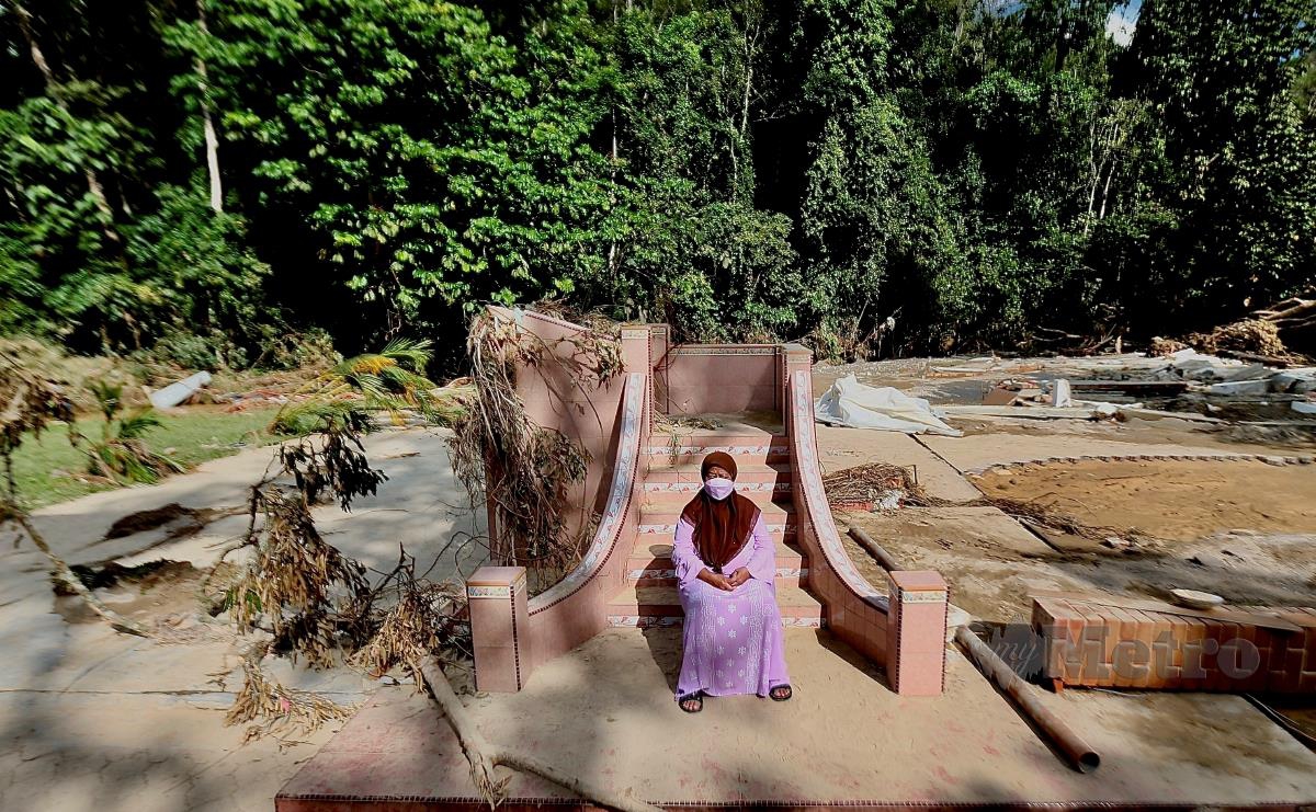 ROHANA Mahfodz melihat bekas rumahnya musnah akibat banjir pada sabtu lalu di Batu 18, Kampung Jawa, Hulu Langat. FOTO Azhar Ramli