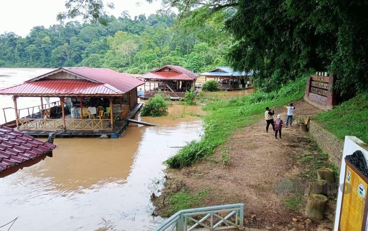 KEADAAN air di Kuala Tahan yang semakin buruk menyebabkan seramai 158 orang pengunjung domestik yang sedang  bercuti terkandas di Taman Negara. FOTO Roselan Ab Malek