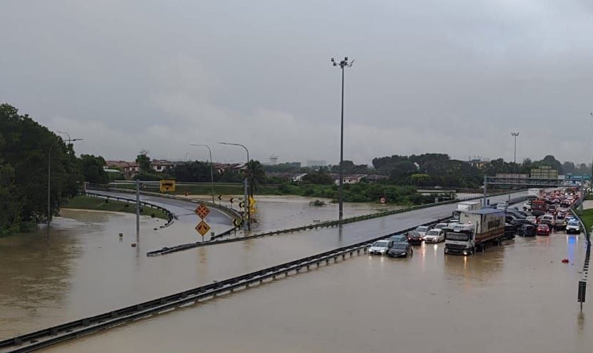 KEADAAN lebuh raya sekitar Lembah Klang yang terbabit banjir. FOTO ihsan Lembaga Lebuhraya Malaysia (LLM)
