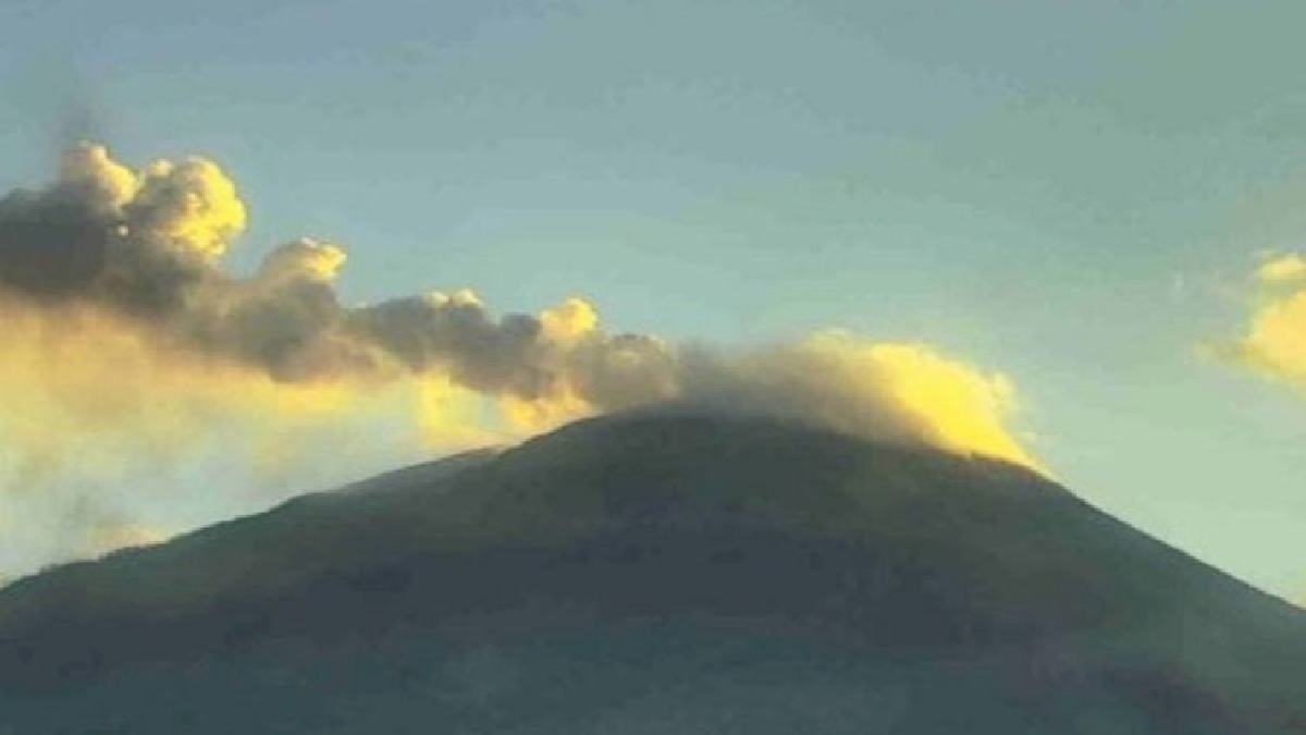 Gunung Ile Lewotolok mengeluarkan asap tebal pada Rabu (15/5/2024) FOTO (Dokumen PGA Ile Lewotolok)