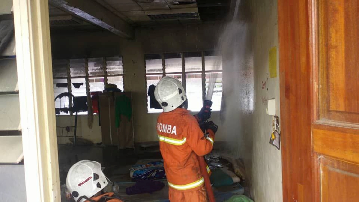 BOMBA memadam kebakaran di asrama lelaki SMK Tongod. FOTO Ihsan Bomba