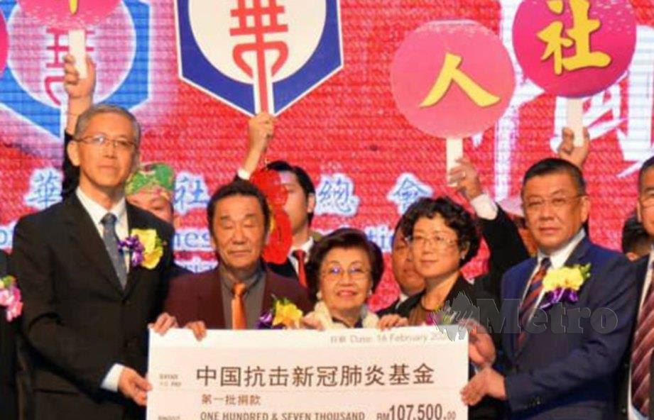 WEE (kanan) bersama ahli Persekutuan Persatuan Cina Kuching, menyampaikan sumbangan kepada Zhang Yang (kiri) bagi membantu kerajaan China menangani wabak COVID-19. FOTO Melvin Joni