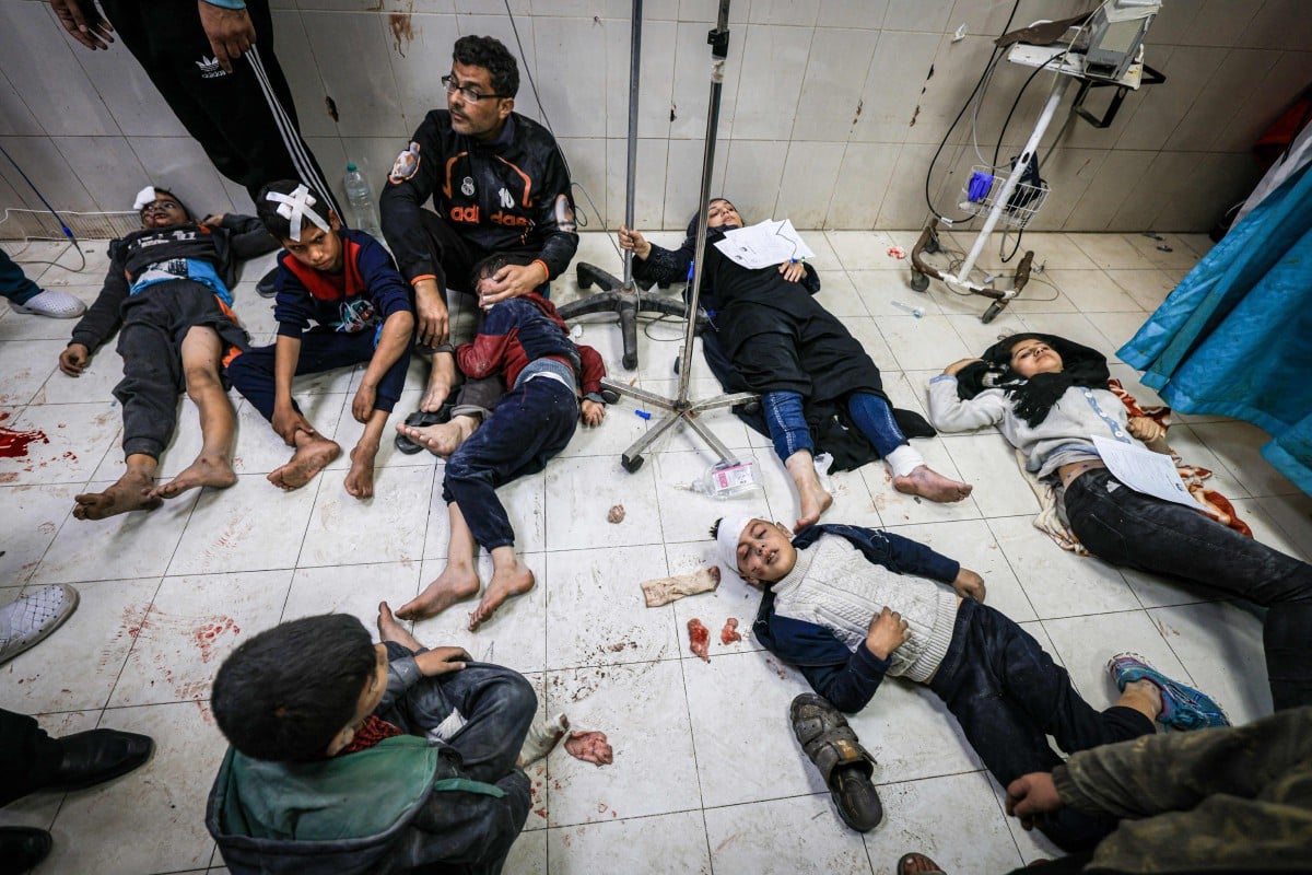 Ahli keluarga al-Qedra, yang cedera semasa pengeboman Israel, menerima rawatan di hospital Nasser di Khan Yunis di selatan Semenanjung Gaza pada 16 Disember 2023. FOTO AFP