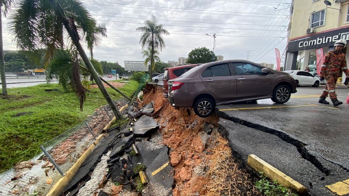 Beberapa pemilik kenderaan yang diletakkan di Jalan Oc 1/ 2, One Selayang, di sini panik apabila tebing di kawasan parkir di situ runtuh susulan cuaca buruk dan hujan lebat pagi tadi. FOTO Ihsan JBPM Selangor.