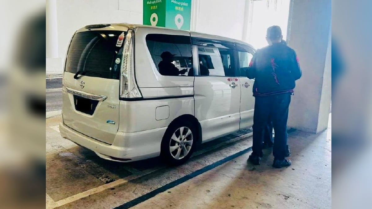 Sepasukan anggota stesen penguat kuasa KLIA membuat pemeriksaan ke atas kenderaan jenis Nissan Serena di Terminal KLIA 2, semalam. FOTO Ihsan JPJ