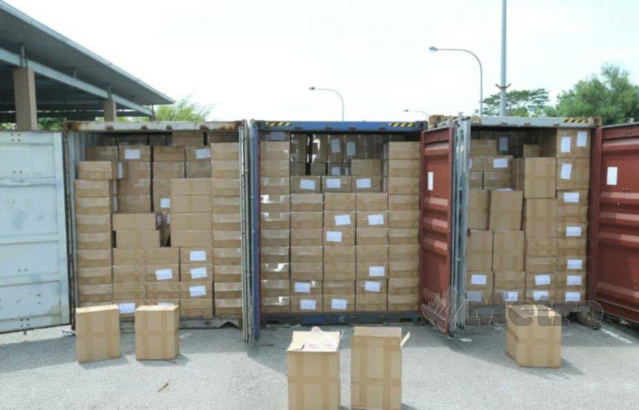 JKDM menggagalkan cubaan menyeludup 76.4 juta batang rokok putih bernilai RM65,445,600 dalam dua serbuan berasingan di Pelabuhan Tanjung Pelepas (PTP), di Iskandar Puteri Johor. FOTO Zain Ahmed