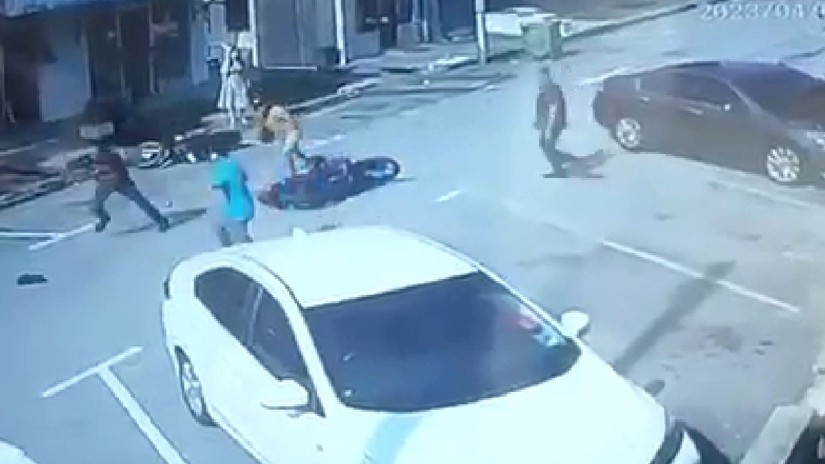TANGKAP layar video tular kejadian seorang lelaki terpaksa meninggalkan motosikal yang ditunggangnya ketika meragut rantai leher emas seorang wanita warga emas di tepi Jalan Idris, di sini, minggu lalu. FOTO VIDEO TULAR Ihsan Pembaca