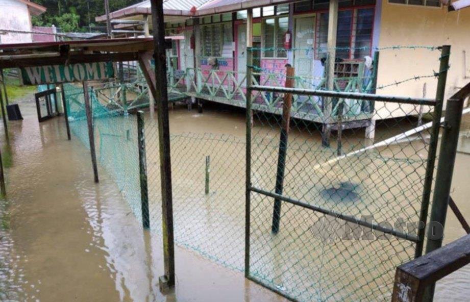 KEADAAN banjir di SK Sungai Tuah pagi tadi. FOTO Harun Yahya