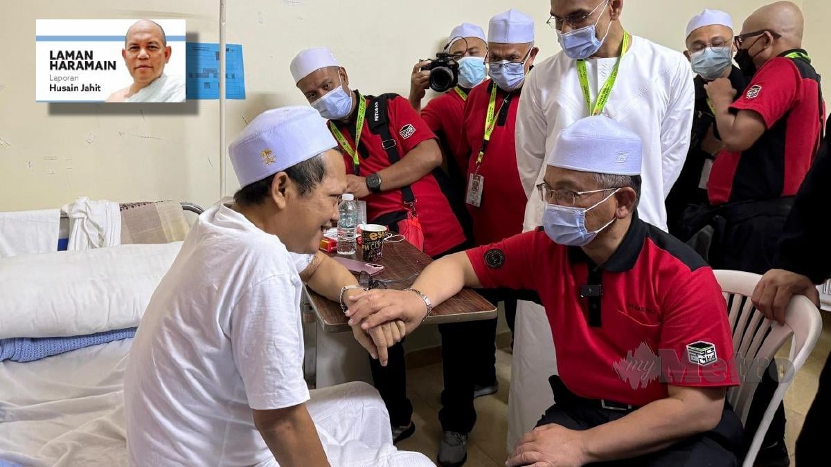 Mohd Naim menenangkan salah seorang pesakit di Hospital Tabung Haji di Shisha, kelmarin. FOTO Husain Jahit