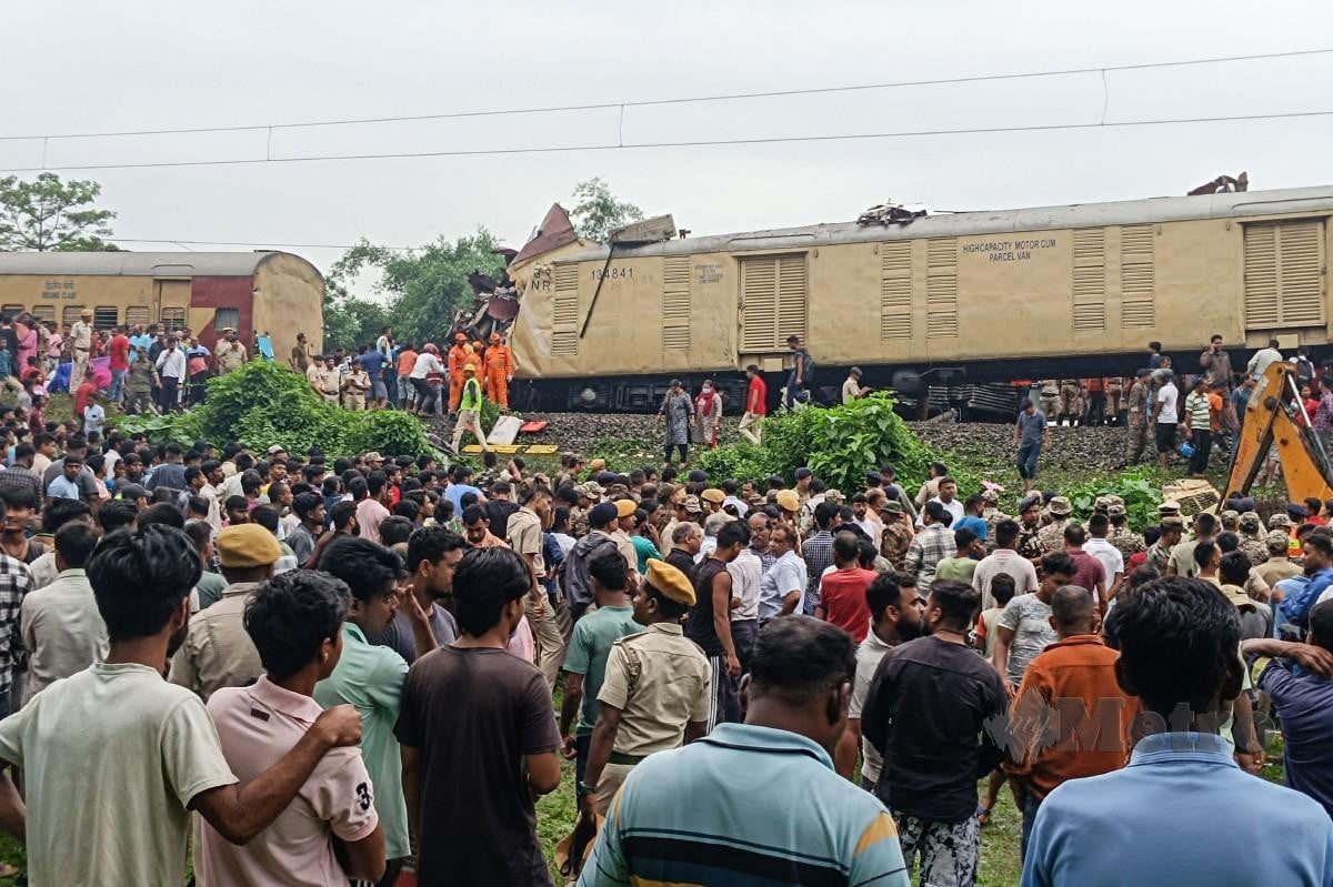 Orang ramai melihat lokasi perlanggaran antara kereta api penumpang ekspres dan kereta api barangan di Nirmaljote, berhampiran stesen Rangapani di negeri Bangal Barat India pada 17 Jun 2024. FOTO AFP