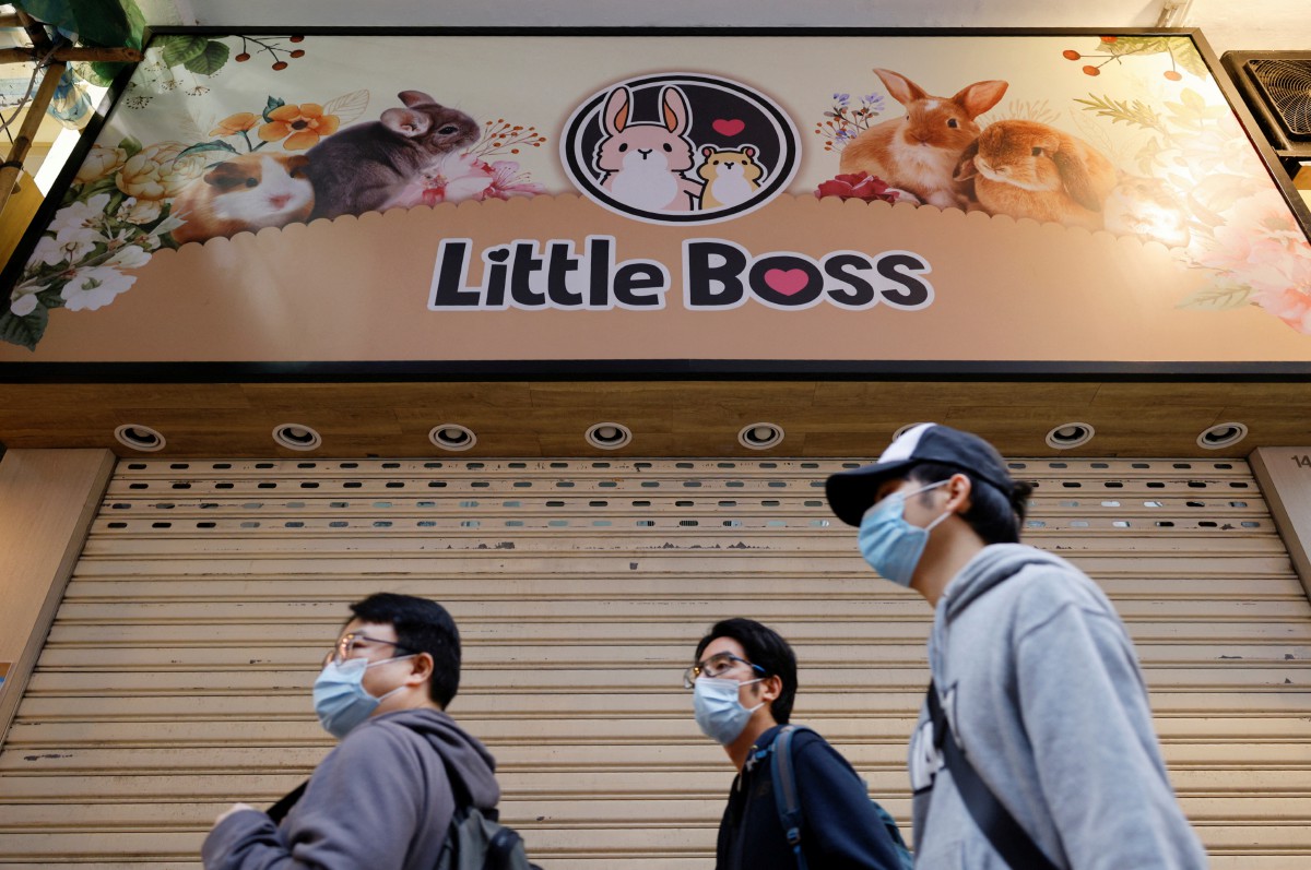 Orang awam berjalan di hadapan kedai haiwan peliharaan Little Boss yang ditutup selepas pihak berkuasa kesihatan mengesan jangkitan Covid-19 pada hamster dan beberapa haiwan di kedai berkenaan. - FOTO Reuters