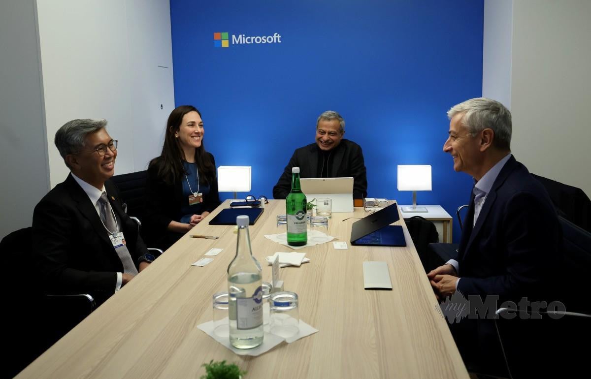 TENGKU Zafrul (kiri) mengadakan pertemuan dengan Naib Presiden Eksekutif Microsoft, Jean-Philippe Courtois.