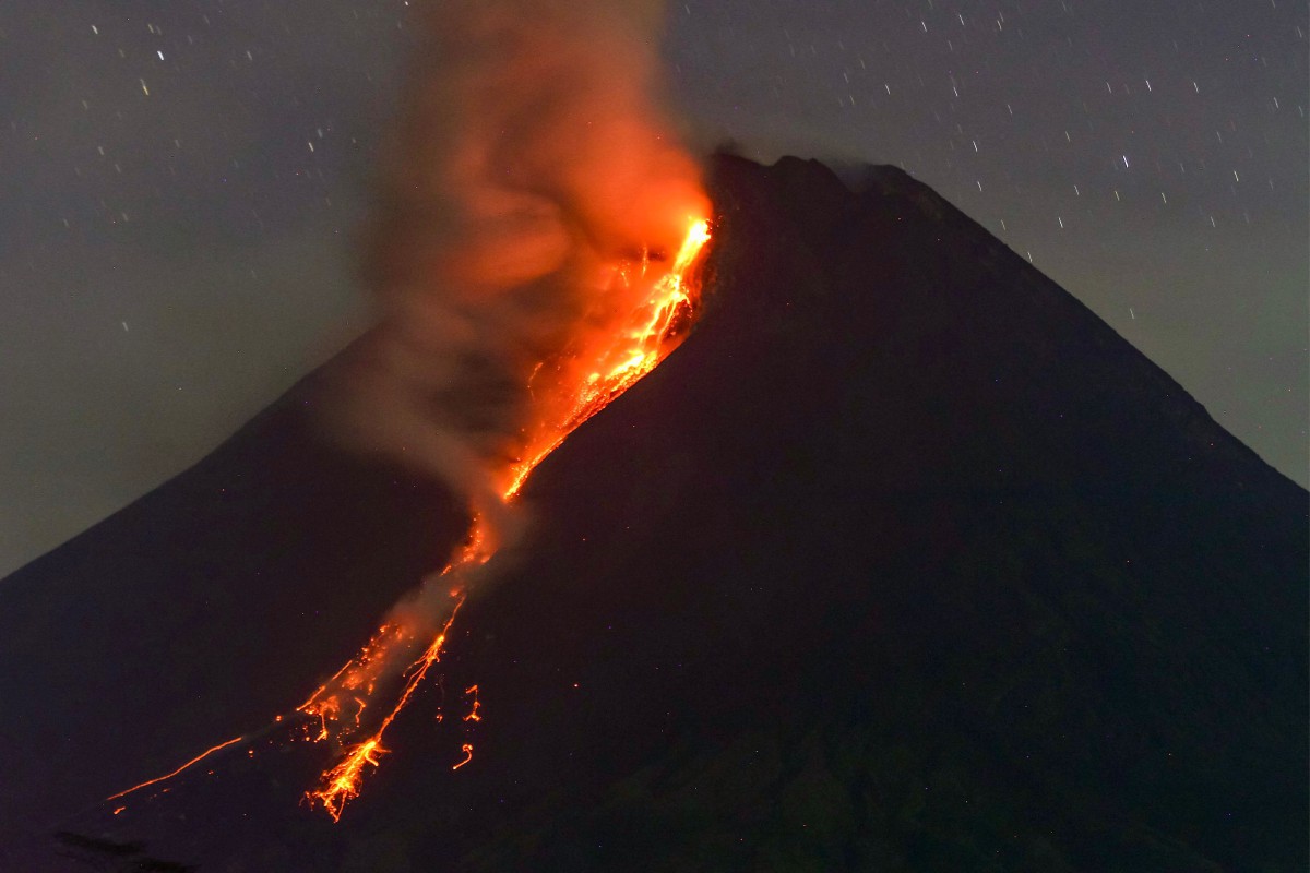 Gunung Merapi memuntahkan lava dari kawahnya seperti yang dilihat dari Sleman di Yogyakarta. - FOTO AFP