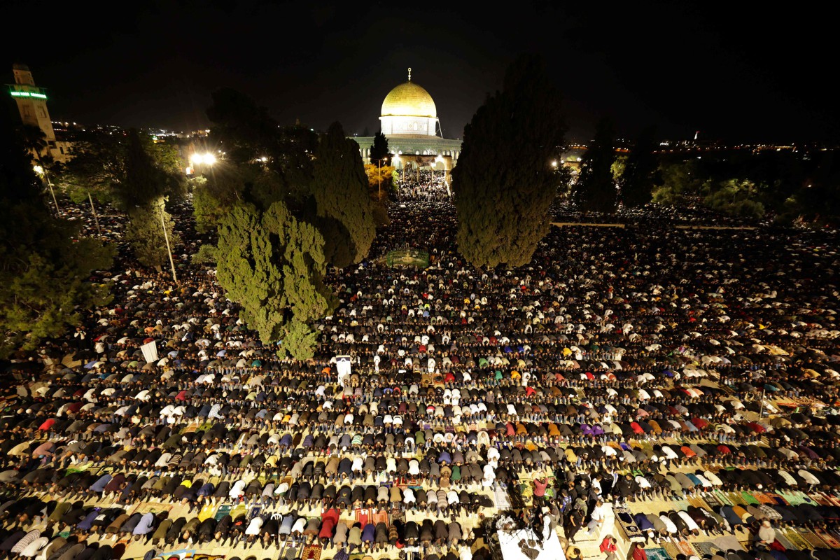 Ratusan ribu umat Islam mengunjungi pekarangan Masjid Al-Aqsa pada malam 27 Ramadan. - FOTO AFP