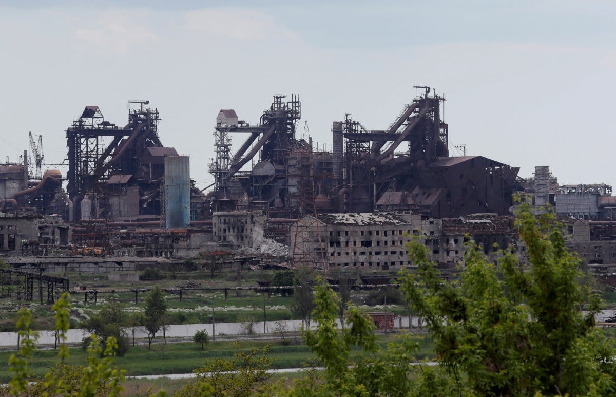 Gambar fail menunjukkan kilang keluli di Mariupol, Ukraine. - FOTO Reuters