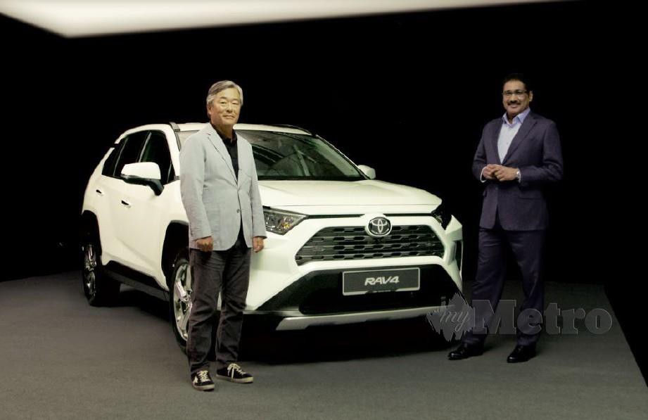   RAVINDRAN (kanan) dan Takeyama melancarkan Toyota RAV4 Serba Baharu untuk pasaran tempatan.