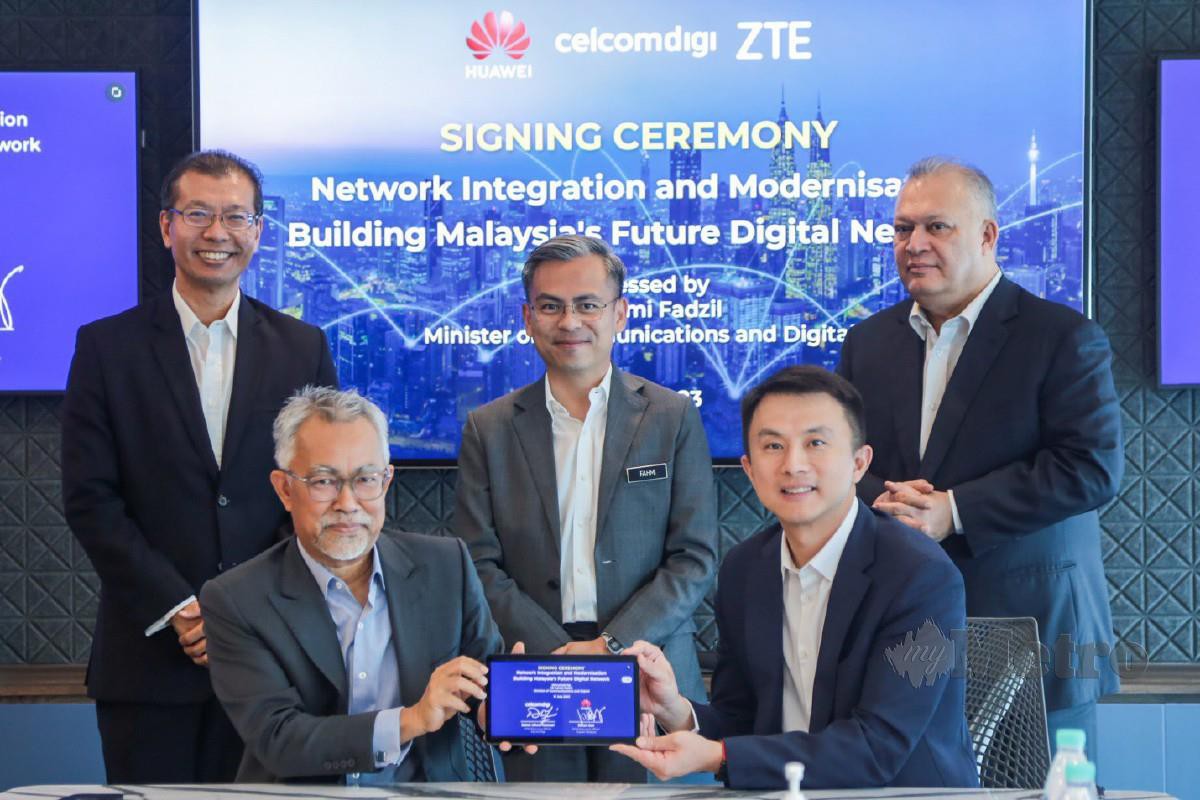 IDHAM (duduk dari kiri) bersama pengurusan kanan Huawei dan ZTE serta Menteri Komunikasi dan Digital, Fahmi Fadzil