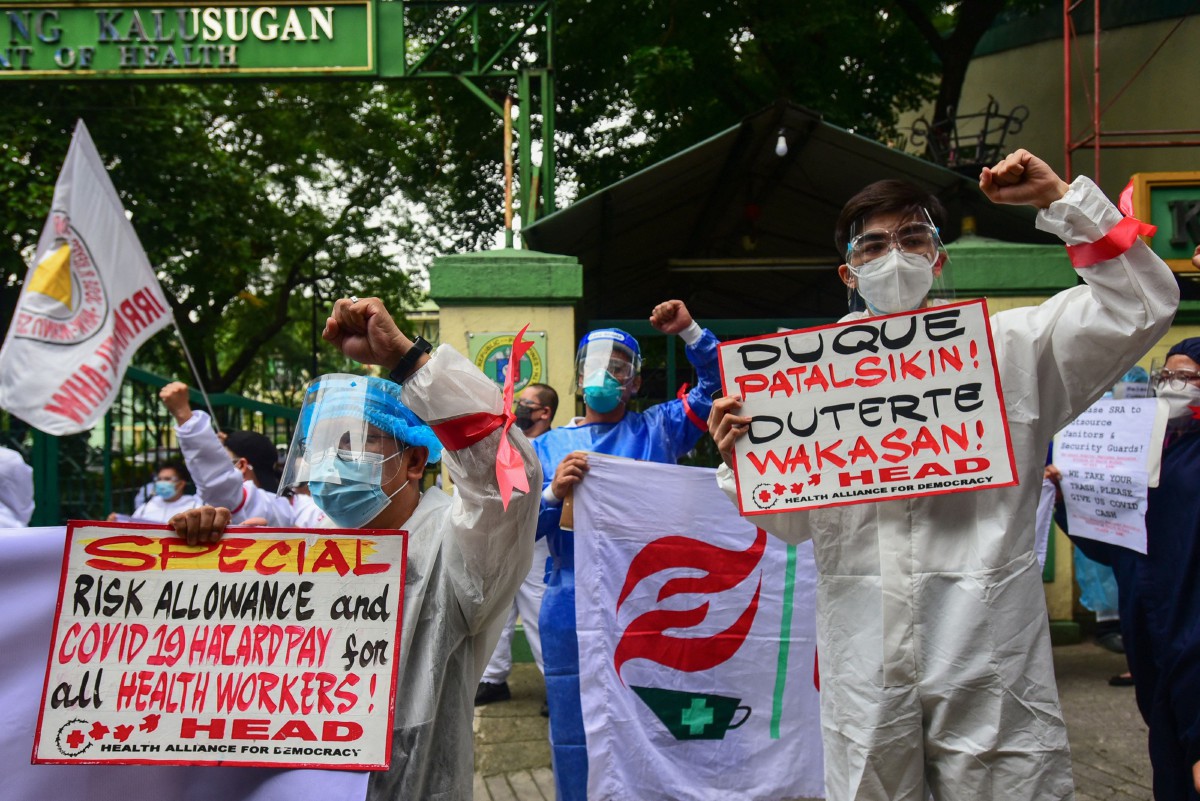 Kakitangan kesihatan menjalankan protes menggesa kerajaan meluluskan bayaran dan manfaat tambahan di Manila. - FOTO AFP