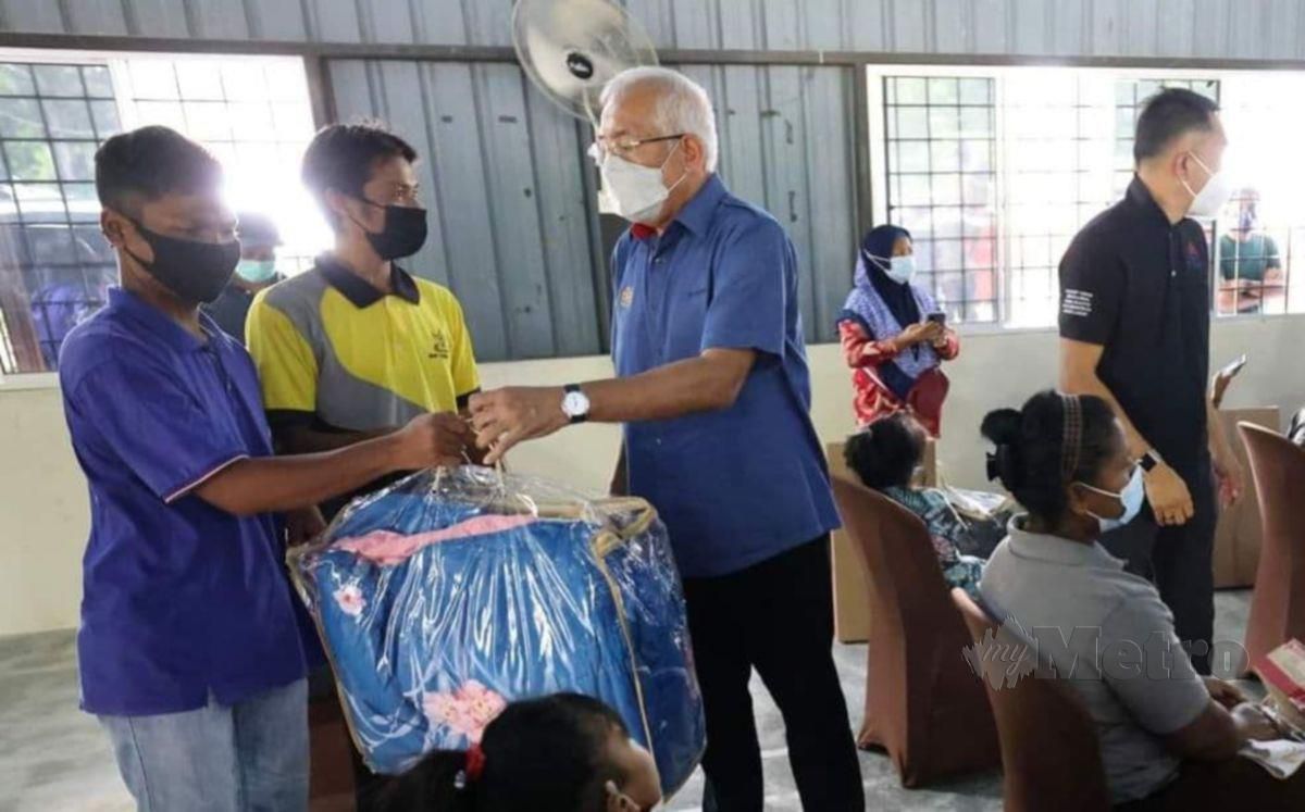 DATUK Seri Mahdzir Khalid  melawat  dan menyampaikan sumbangan kepada penduduk kampung Orang Asli di kampung Pian, Kuala Krau yang terjejas  banjir. FOTO Roselan Ab Malek