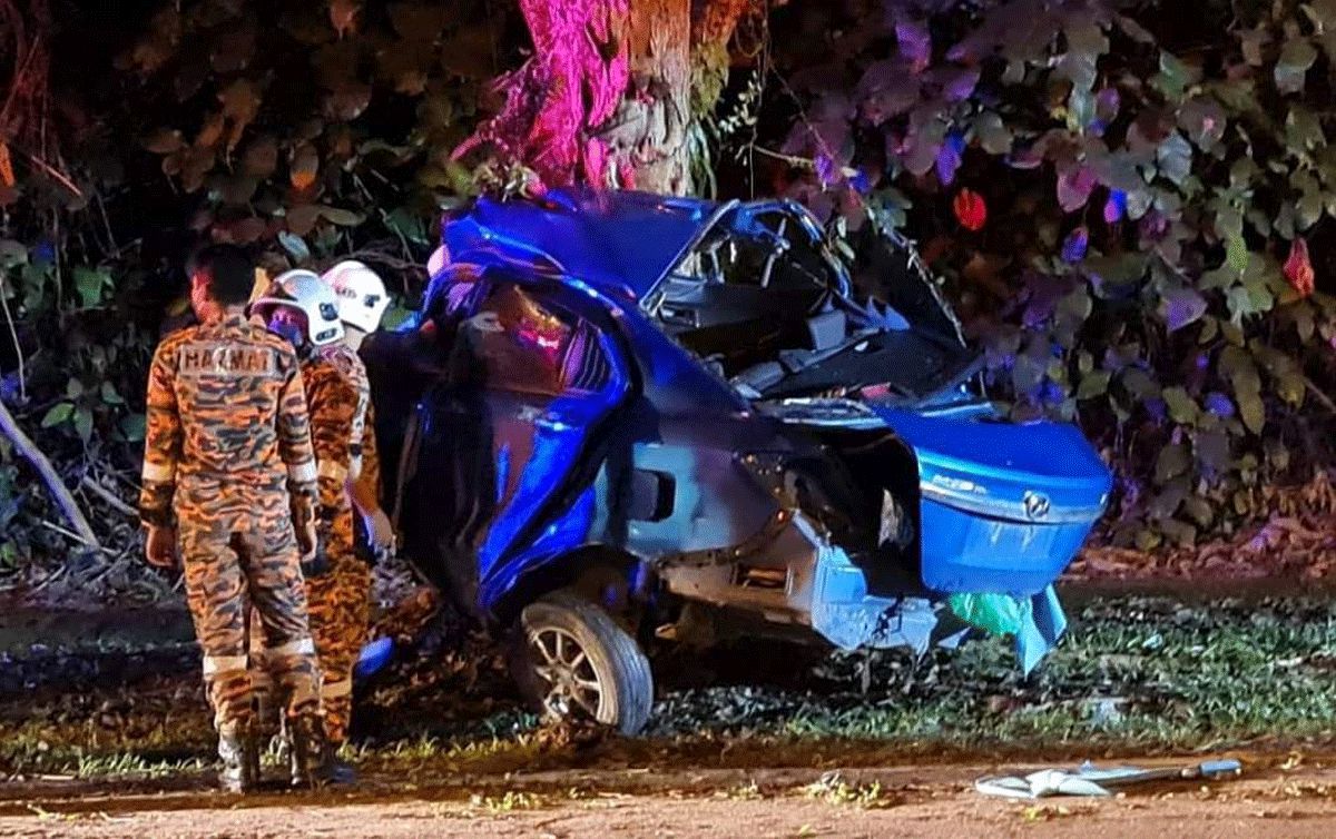 KEADAAN kereta dipandu seorang lelaki yang hampir terputus dua selepas merempuh sebatang pokok dalam kemalangan kendiri di Jalan Tanjung Kidurong malam tadi. FOTO Erika Georg