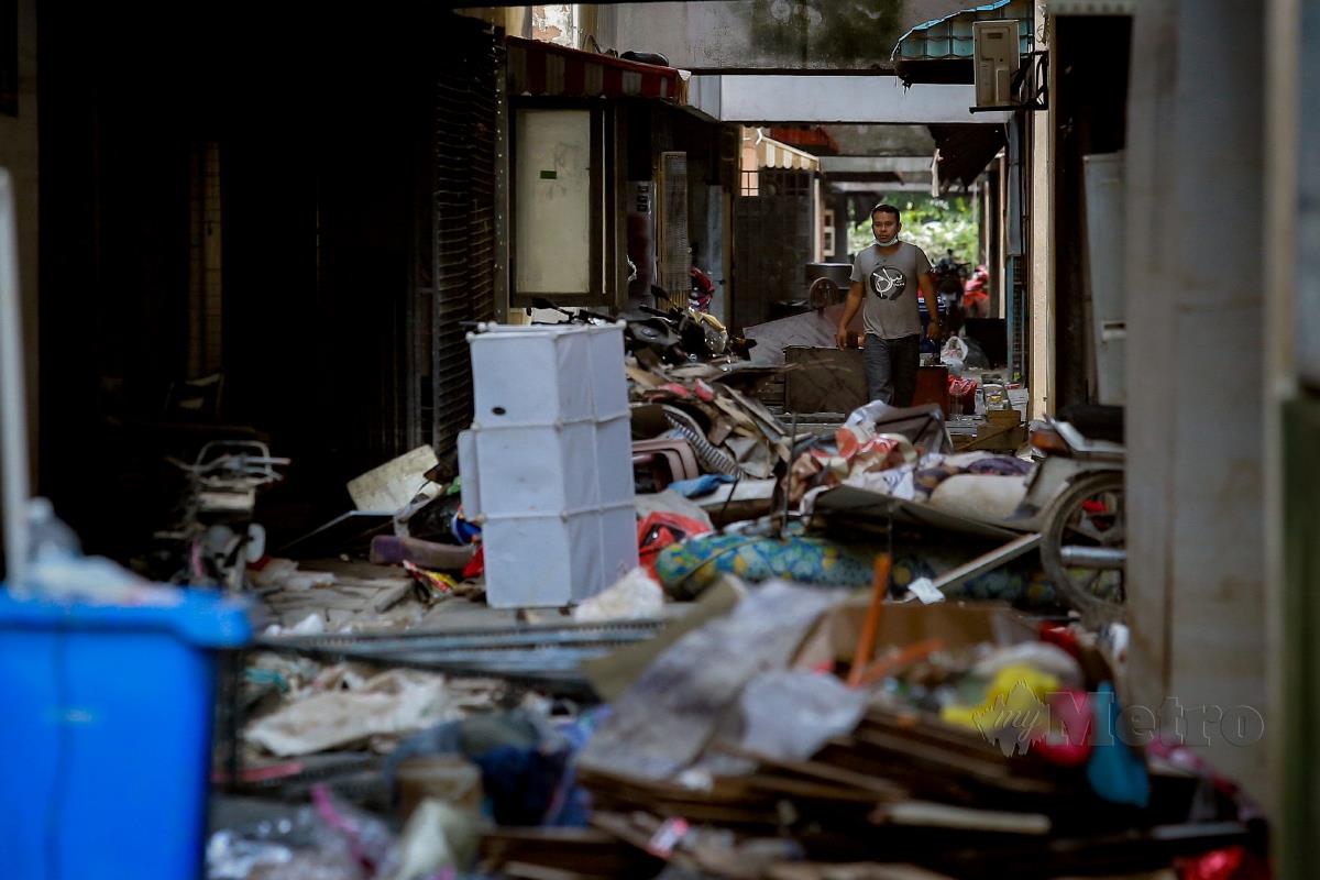 LONGGOKAN sampah yang dibuang penduduk pangsapuri. FOTO arkib NSTP