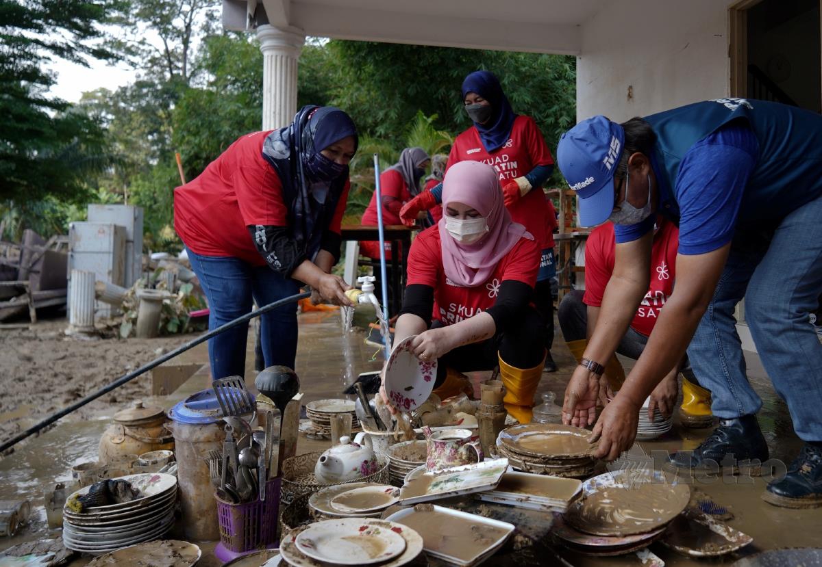 DATUK Seri Rina Mohd Harun, ( tengah) ketika menyertai Skuad Principal Bersatu Membantu Membersih Rumah Mangsa Banjir anjuran Bersatu Negeri Selangor & Srikandi Selangor di Kampung Jawa, Hulu Langat.