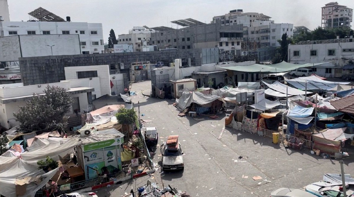Khemah perlindungan di kawasan Hospital Al-Shifa. - FOTO Reuters