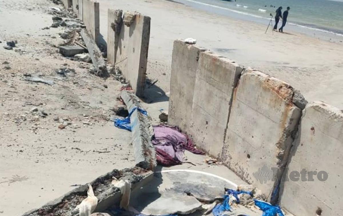 SEBAHAGIAN blok konkrit penghadang ombak di Pantai Teluk Kemang yang pecah dan berselerakan di kawasan pantai membahayakan pengunjung. FOTO Mohd Amin Jalil