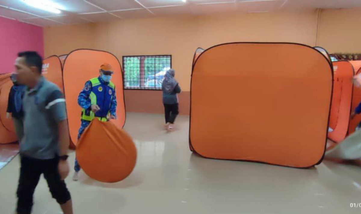 SEBANYAK 10 pusat pemindahan sementara (PPS) baru dibuka di empat daerah di Negeri Sembilan bagi menempatkan mangsa banjir susulan hujan lebat lewat malam tadi. FOTO ihsan APM