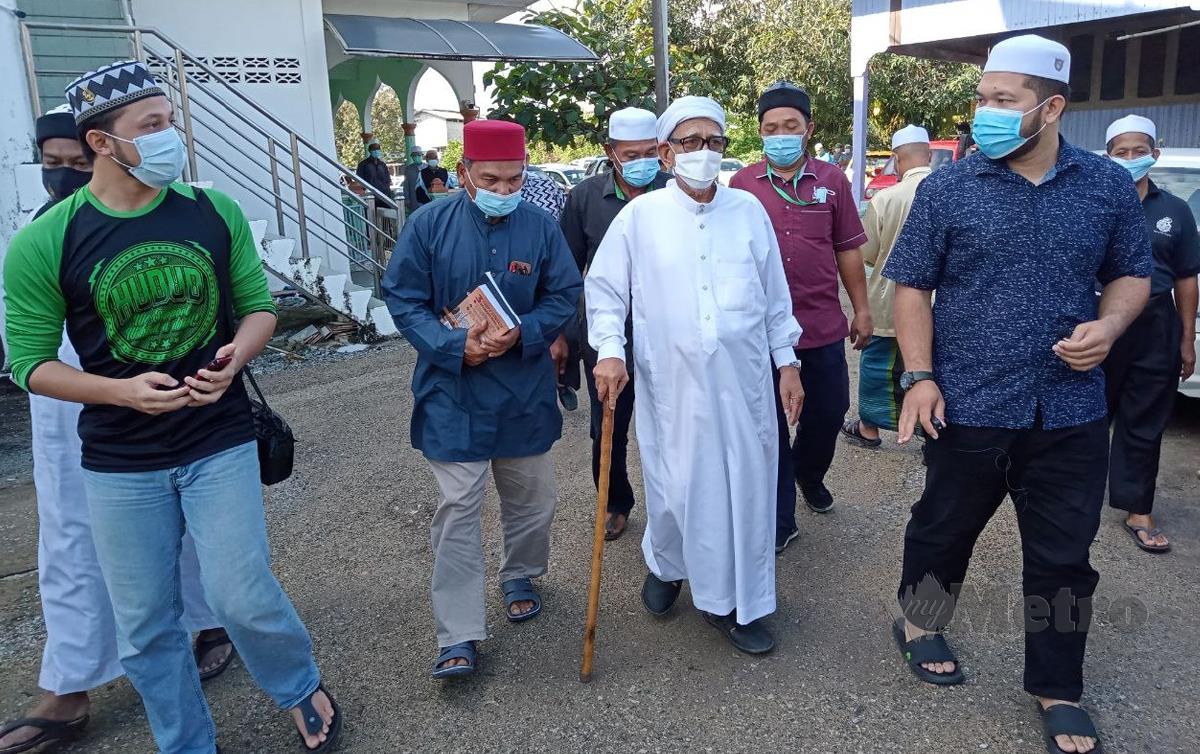 ABDUL Hadi (dua kanan) selepas menyampaikan kuliah Jumaat di Masjid Rusila, Marang, hari ini. FOTO Baharom Bakar