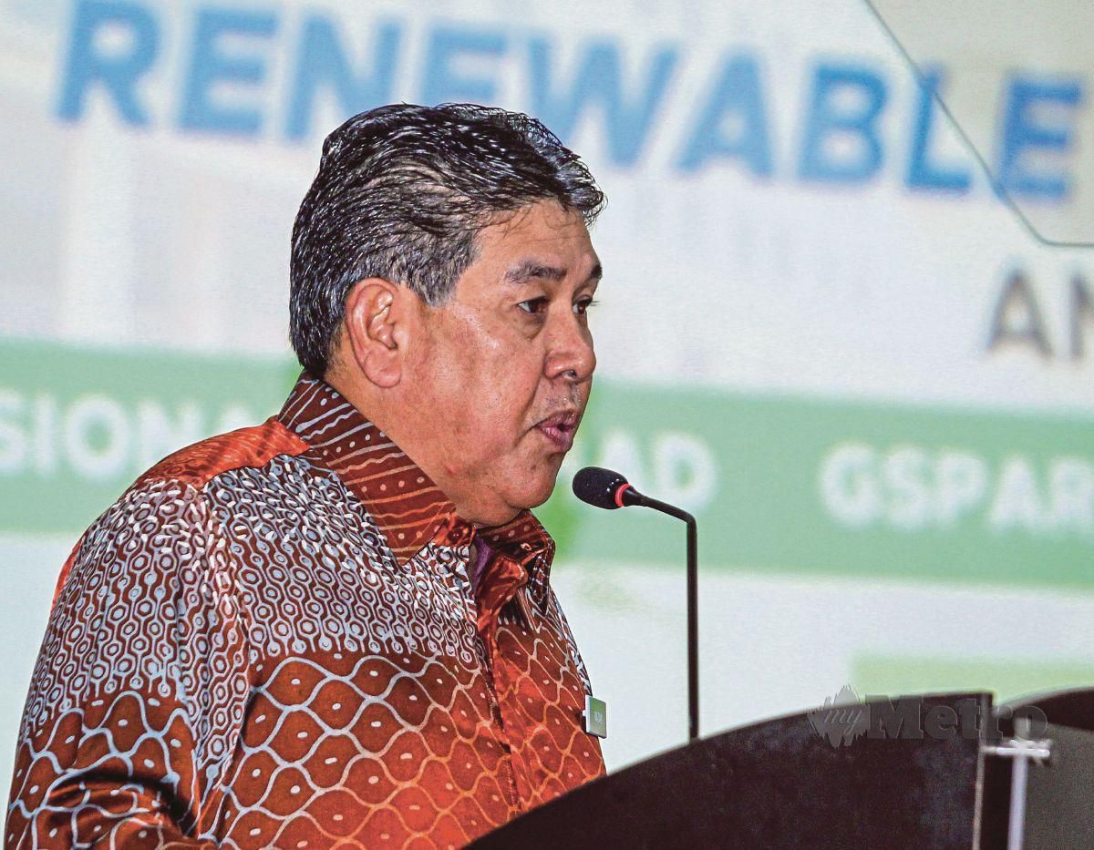DATUK Seri Abdul Razak Jaafar bercakap ketika Majlis Menandatangani Perjanjian Supply Agreement with Renewable Energy (SARE) di Fakulti Kejuruteraan UPM, Serdang. FOTO Aziah Azmee
