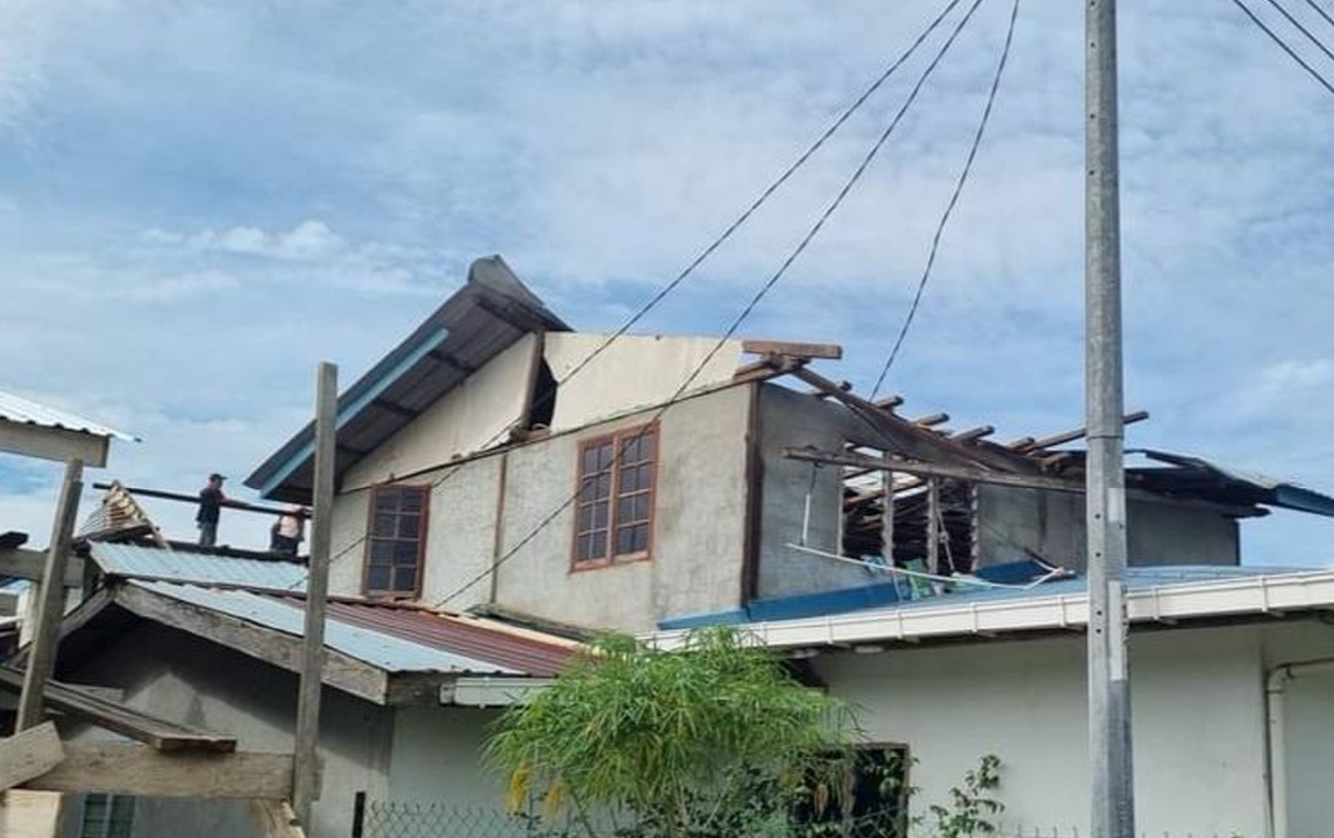SALAH sebuah rumah di Kampung Opar, Bau yang mengalami kerosakan di bahagian bumbung selepas dilanda angin kencang petang semalam. FOTO ihsan PEMBACA