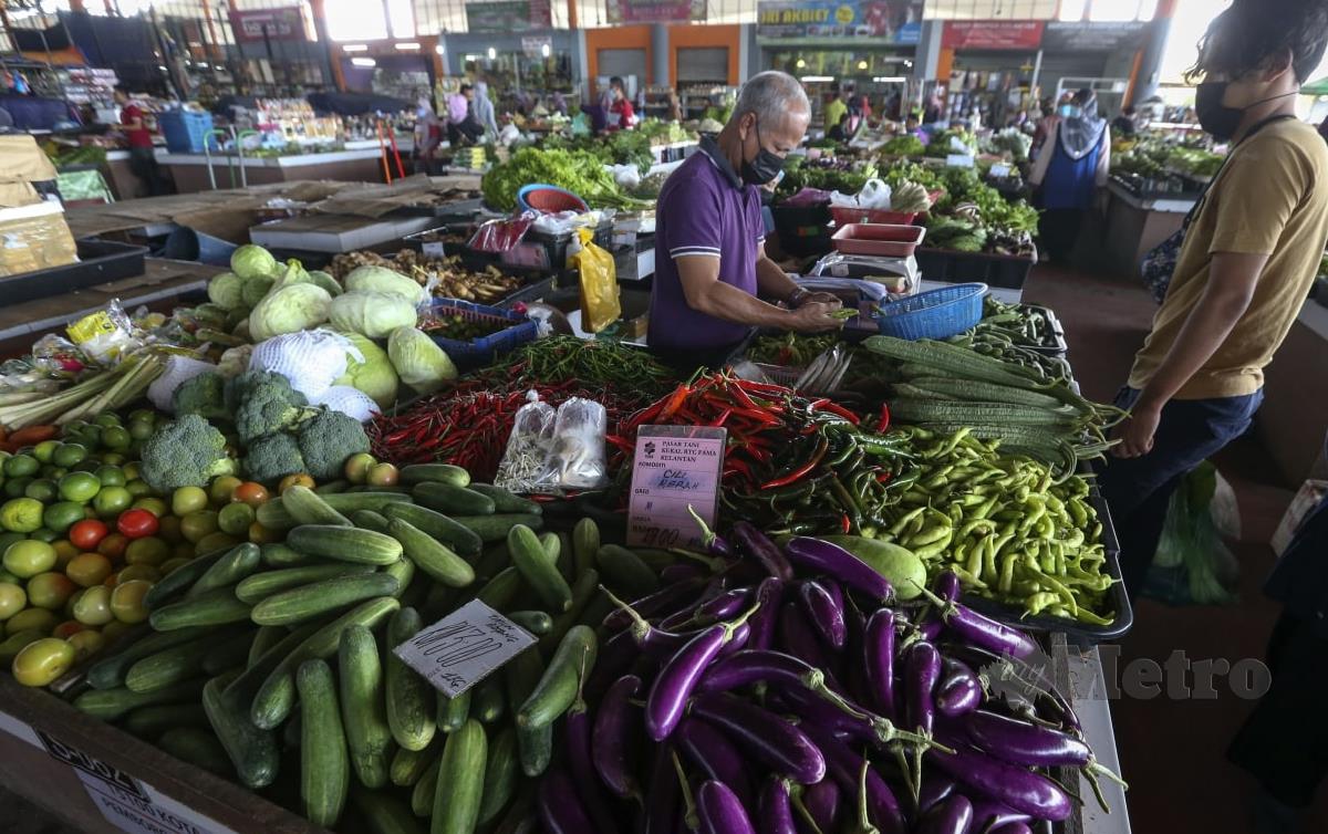 PENIAGA meletakkan harga jualan sayur-sayuran ketika tinjauan di Pasar Wakaf Che Yeh, di sini, hari ini.  FOTO Nik Abdullah Nik Omar