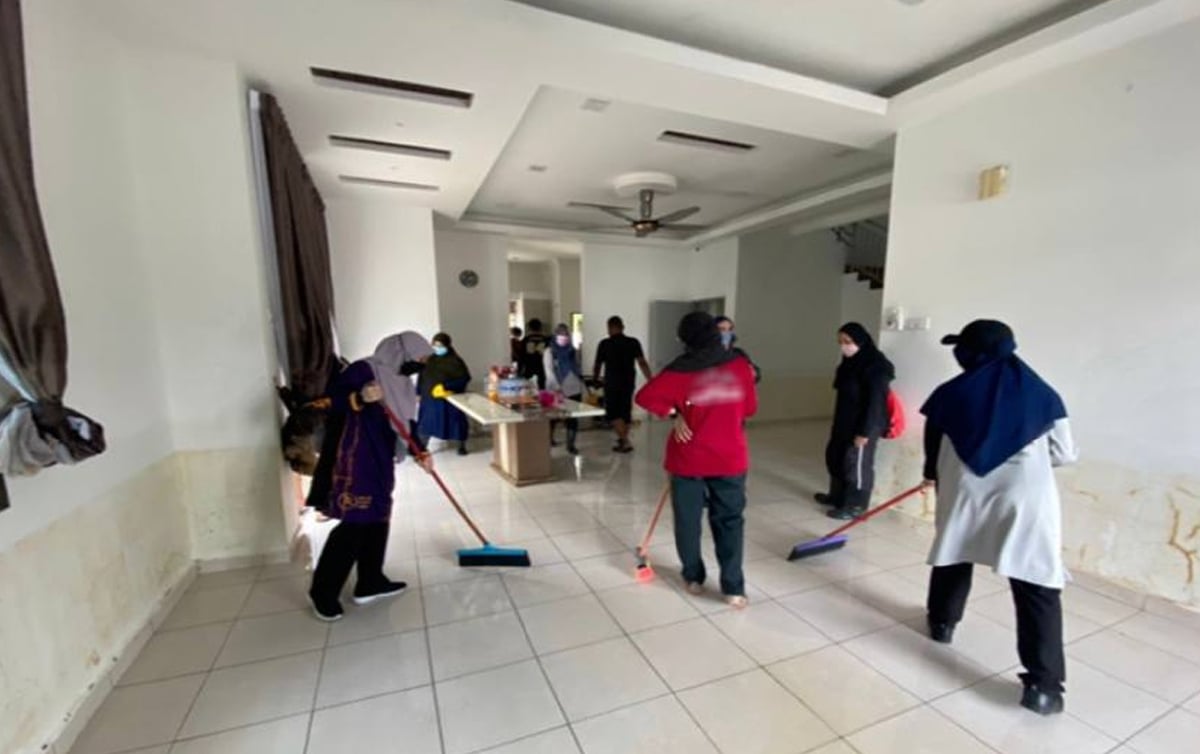 SUKARELAWAN  YOSH MyFundAction membersihkan rumah pensyarah dan kakitangan Pusat Asasi UiTM Kampus Dengkil  ketika menjalankan misi pasca banjir.
