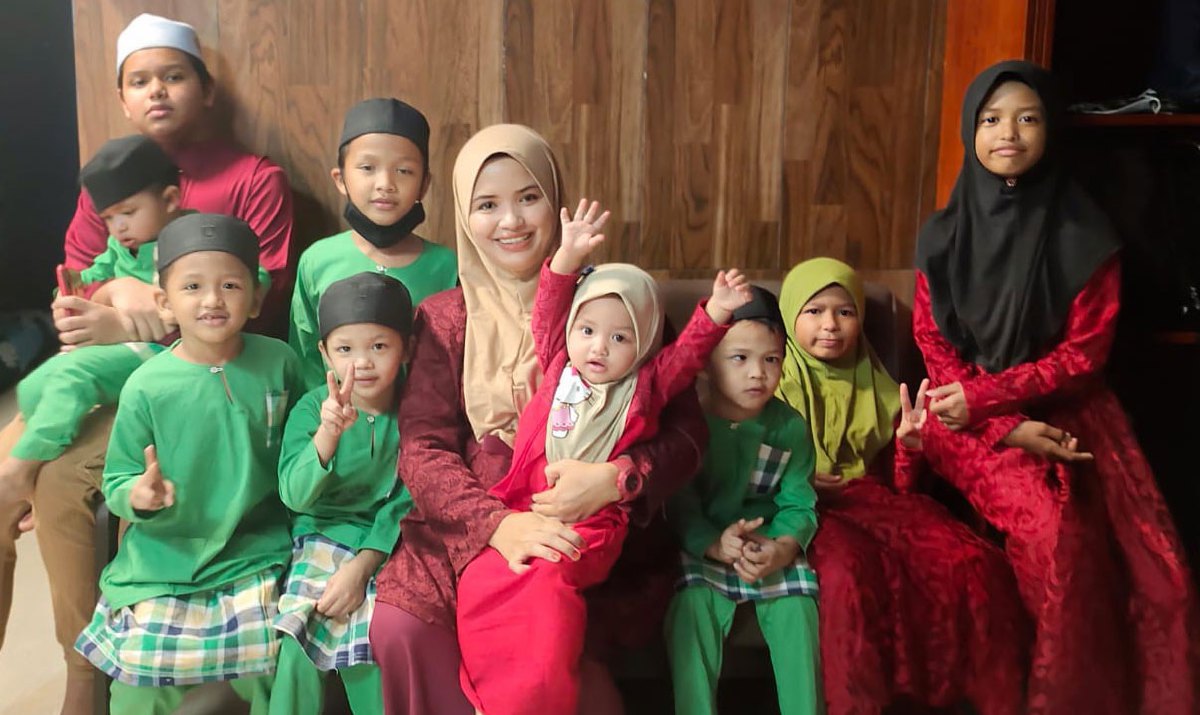 WAN Nurul Melissa bersama sembilan daripada 10 anaknya.
