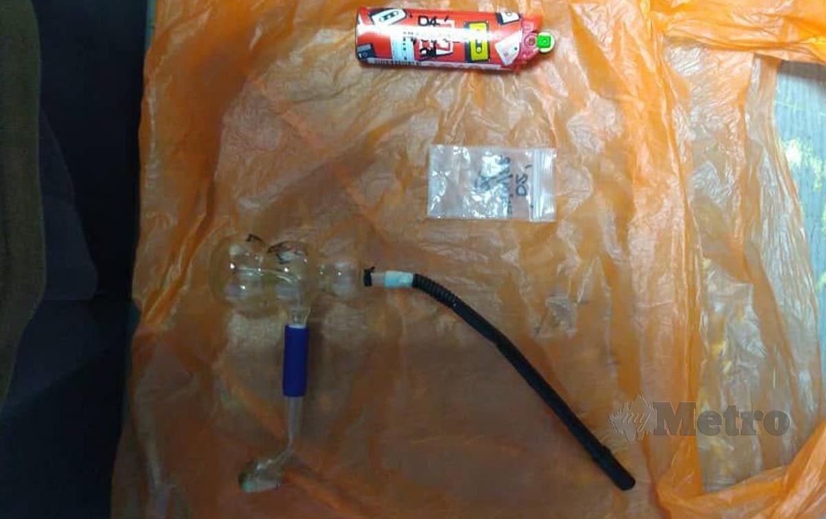 ANTARA peralatan yang digunakan untuk menghisap dadah dirampas polis daripada dua lelaki ketika pemeriksaan ke atas lori dinaiki mereka. FOTO ihsan Polis