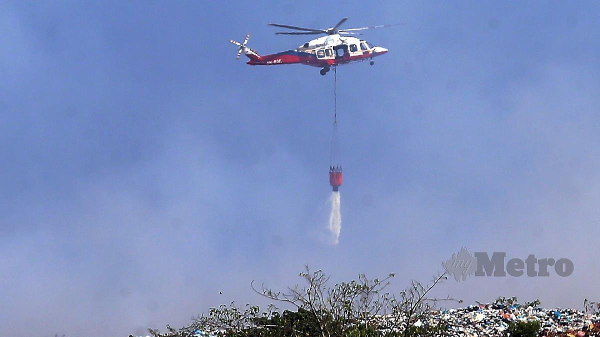 UNIT Udara JBPM menggunakan helikopter memadamkan kebakaran di Tapak Pelupusan Sampah Pulau Burung di sini. FOTO Danial Saad