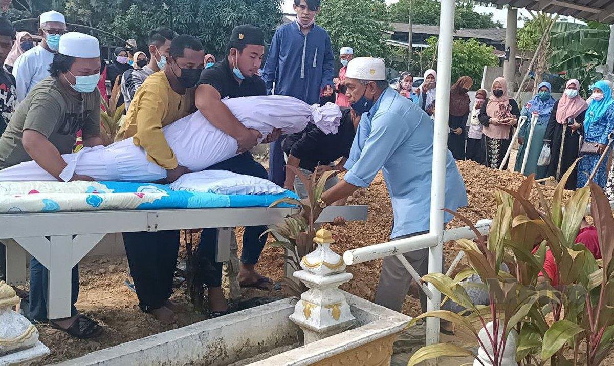 JENAZAH Shahri Azlin yang maut dirempuh kereta dalam kemalangan dikebumikan di Tanah Perkuburan Islam Kampung Kubur Maras di sini,  jam 3.40 petang tadi. FOTO Siti Rohana Idris