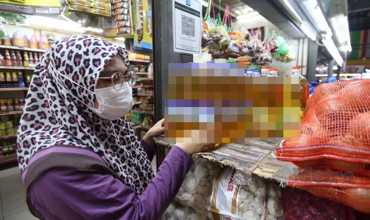 SITI Nabiha Zunaidi menunjukkan bekalan minyak masak paket polibeg sekilogram tiada di kedainya di Kipmall Tampoi, Johor. FOTO Nur Aisyah Mazalan