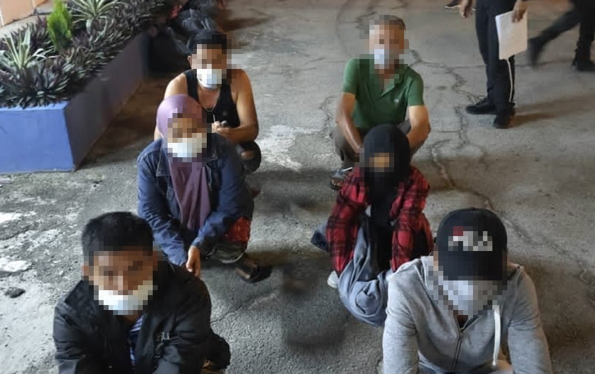 ENAM termasuk empat sekeluarga yang merupakan pendatang asing tanpa izin (Pati) ditahan polis di Taman Berkat, malam semalam. FOTO ihsan POLIS
