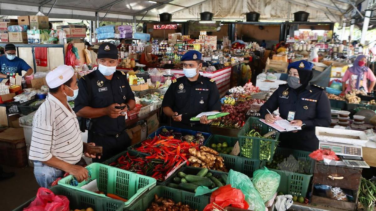 KPDNHEP membuat pemantauan harga barangan seperti sayur dan ikan ketika tinjauan di Pasar Payang. FOTO Ghazali Kori