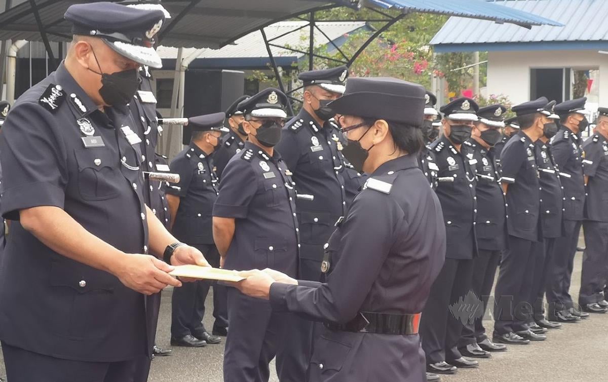 DATUK Aidi Ismail menyampaikan sijil penghargaan kepada pegawai dan anggota polis pada perhimpunan bulanan di IPK Sarawak, hari ini. FOTO Mohd Roji Kawi