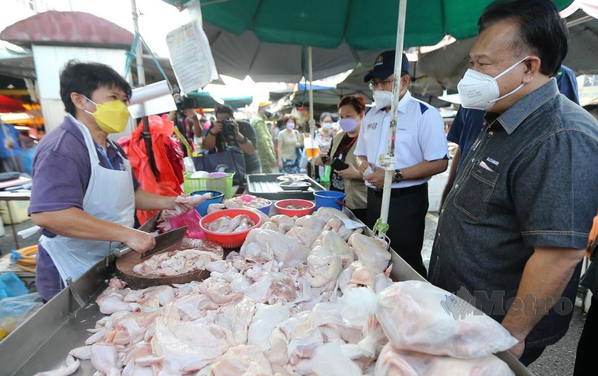 DATUK Seri Alexander Nanta Linggi mengadakan lawatan ke Pasar Besar Pudu sempena hari pertama pelaksanaan Skim Harga Maksimum Musim Perayaan Tahun Baru Cina 2022. FOTO Rohanis Shukri
