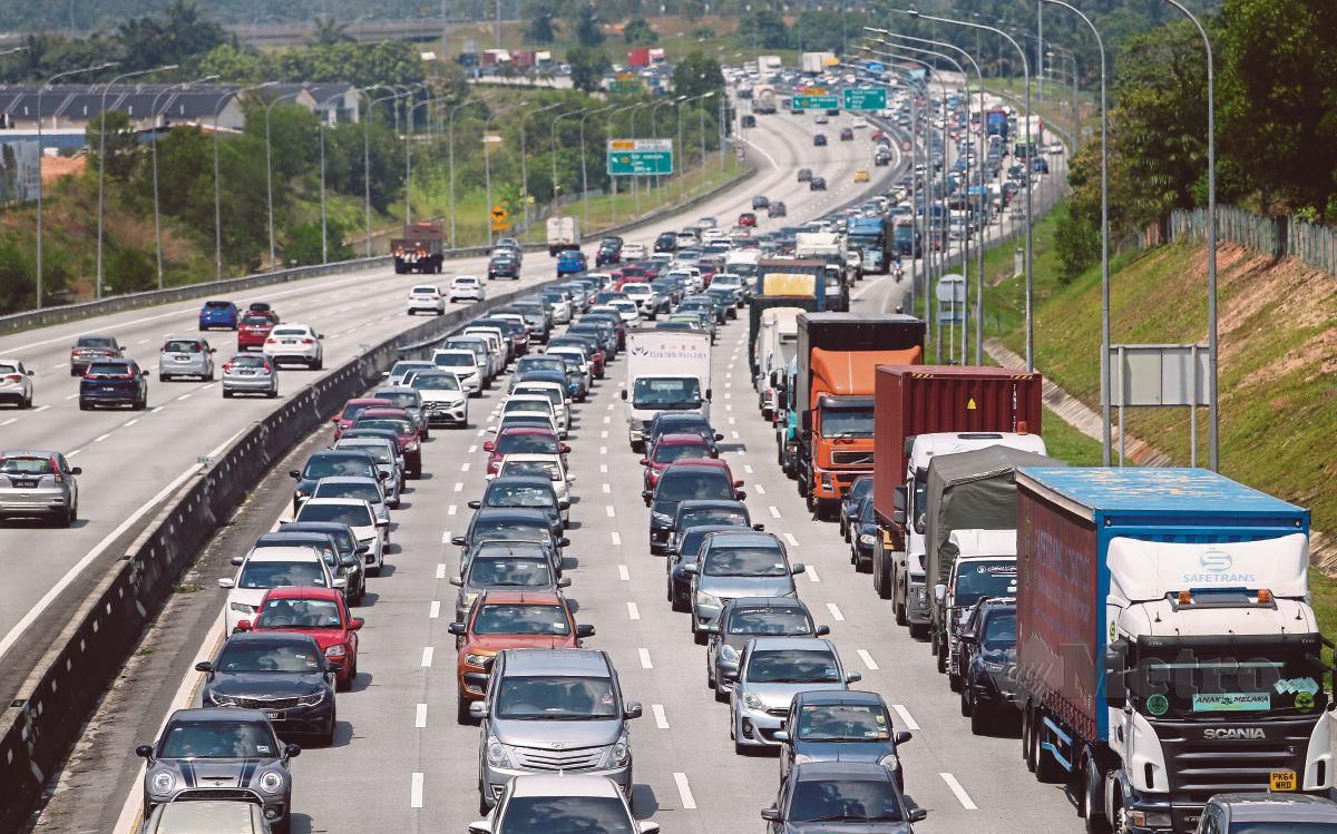 TINJAUAN aliran trafik menunjukkan peningkatan bilangan kenderaan dari arah utara ke selatan di Lebuh Raya Utara-Selatan (PLUS). FOTO Azrul Edham Mohd Aminuddin