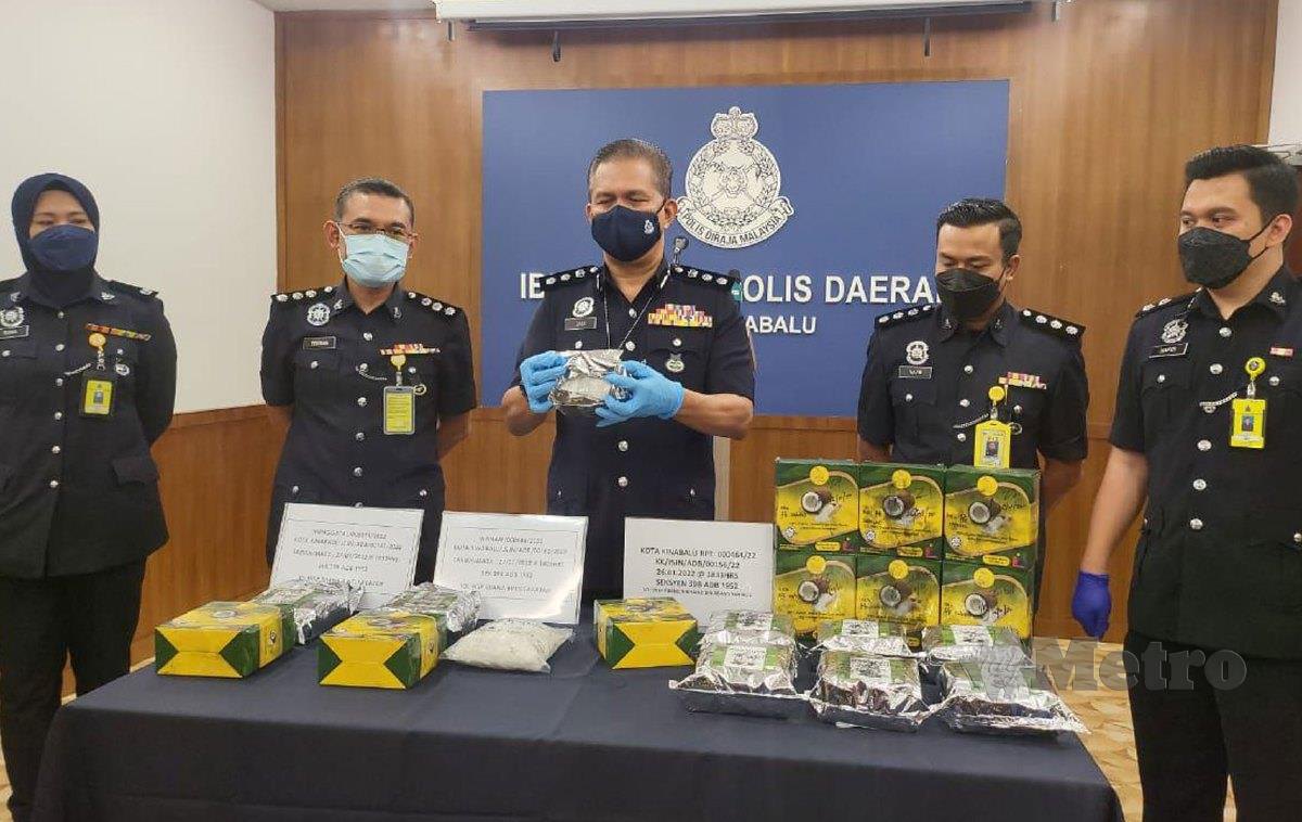 MOHD Zaidi menunjukkan dadah jenis syabu yang berjaya dirampas polis dalam dua serbuan berasingan di sekitar Kota Kinabalu. FOTO Juwan Riduan