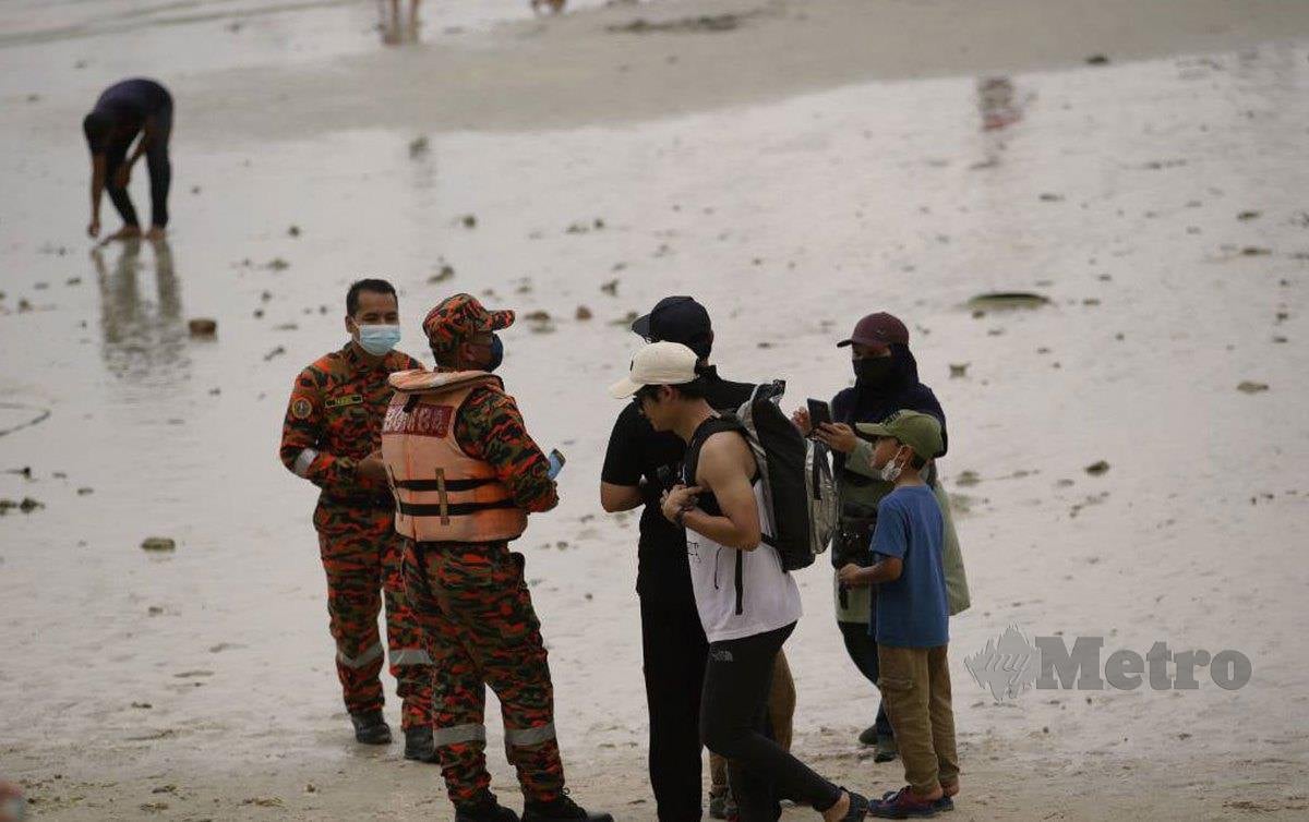 ANGGOTA Balai Bomba dan Penyelamat Pulau Pangkor membuat pemantauan di Pantai Teluk Nipah susulan orang ramai mengambil peluang menyeberang ke Pulau Giam dari pantai berkenaan. FOTO Shahrul Hafiz Zam