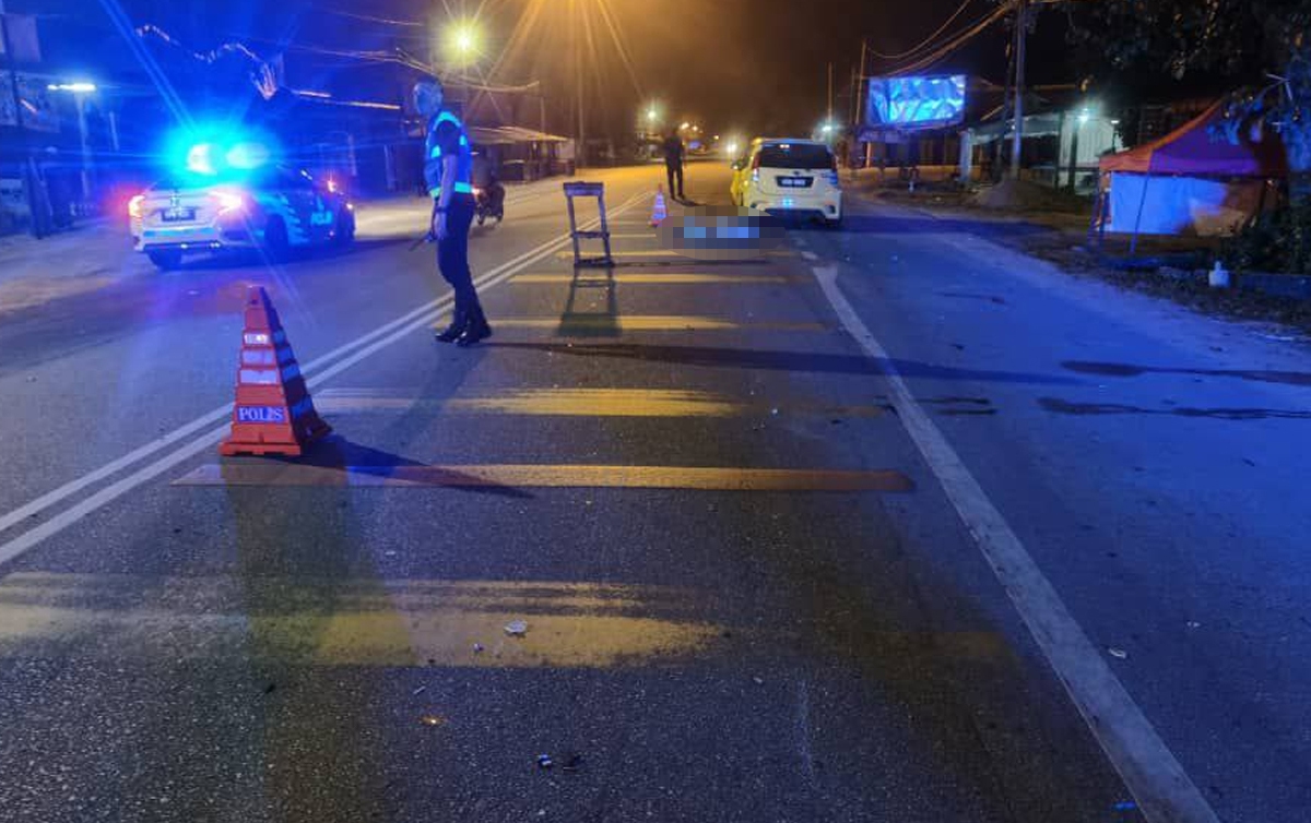 LELAKI warga emas maut dalam kemalangan jalan raya selepas tercampak 45 meter akibat dirempuh sebuah kereta dalam kejadian di Batu 8, Kadok, di sini, jam 5.40 pagi tadi. FOTO ihsan POLIS